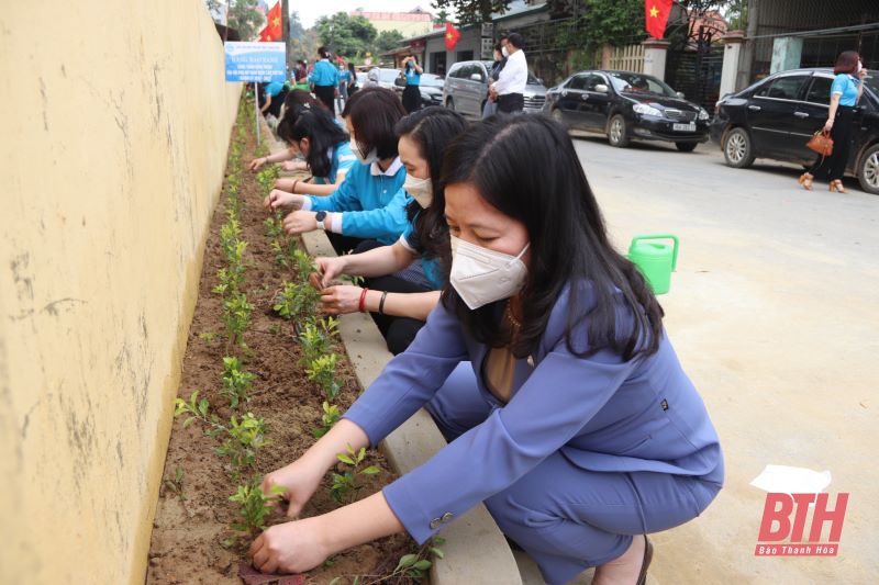 Hưởng ứng trồng cây xanh chào mừng thành công Đại hội Đại biểu phụ nữ toàn quốc lần thứ XIII