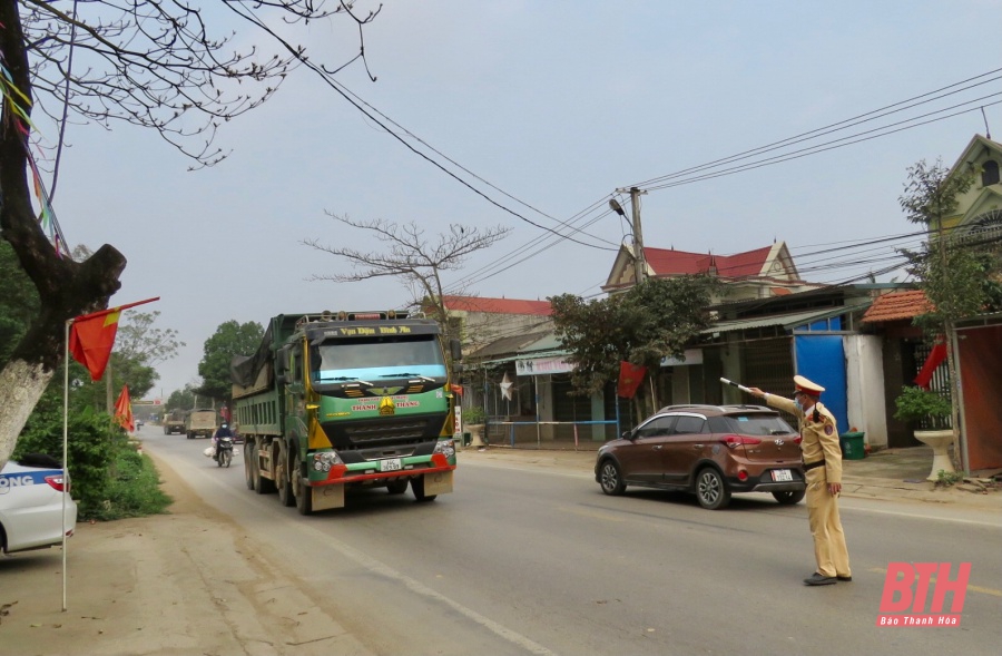 Ra quân thực hiện cao điểm xử lý vi phạm về tải trọng, kích thước thùng hàng