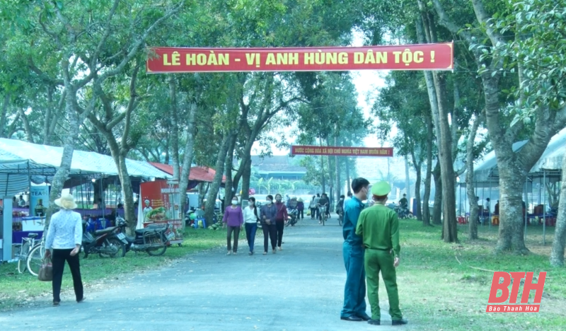 Đông đảo du khách đến dâng hương trong ngày đầu tiên diễn ra Lễ hội Lê Hoàn 2022