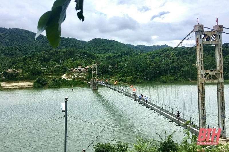 Phóng viên các cơ quan báo chí Trung ương thường trú tại Thanh Hoá đi thực tế tại huyện Thường Xuân