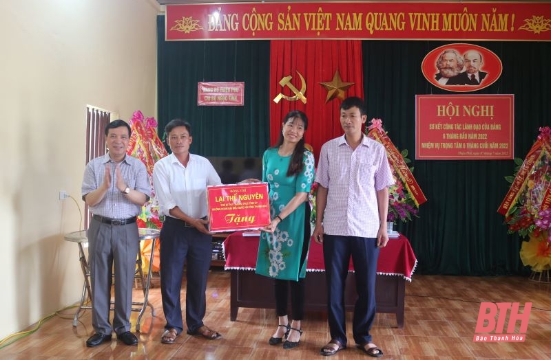 Phó Bí thư Thường trực Tỉnh uỷ Lại Thế Nguyên dự sinh hoạt chi bộ cùng đảng viên thôn Ngọc Tỉnh, xã Thiệu Phú (Thiệu Hoá)