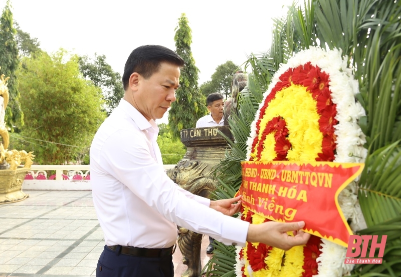 Đồng chí Bí thư Tỉnh ủy Đỗ Trọng Hưng viếng các Anh hùng liệt sĩ tại các nghĩa trang ở TP Cần Thơ