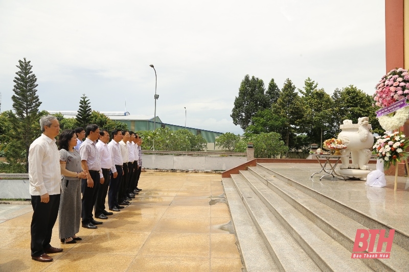 Đồng chí Bí thư Tỉnh ủy Đỗ Trọng Hưng viếng các Anh hùng liệt sĩ tại các nghĩa trang ở TP Cần Thơ