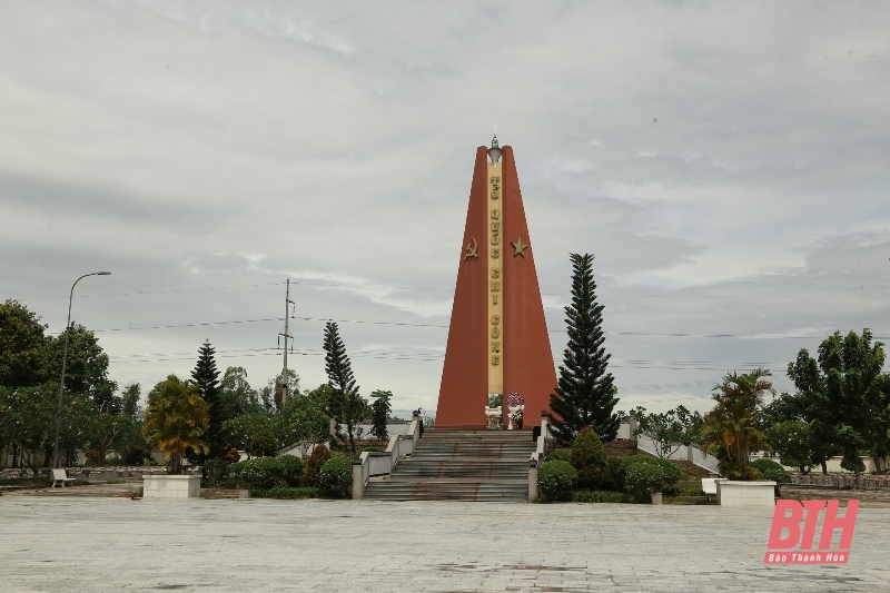 Đồng chí Bí thư Tỉnh ủy Đỗ Trọng Hưng viếng các Anh hùng liệt sĩ tại các nghĩa trang ở TP Cần Thơ