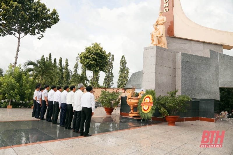 Đồng chí Bí thư Tỉnh ủy Đỗ Trọng Hưng viếng các Anh hùng liệt sĩ tại các nghĩa trang ở TP Cần Thơ