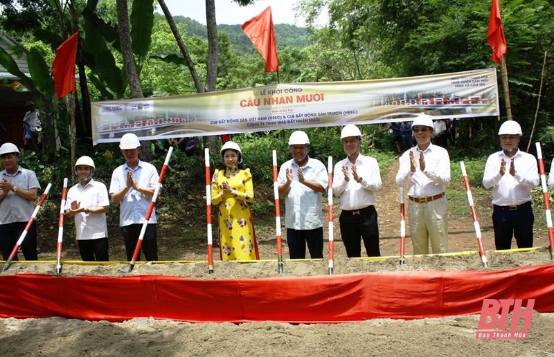 Nguyên Phó Thủ tướng Thường trực Chính phủ Trương Hòa Bình dự lễ khởi công cầu tại Thanh Hóa