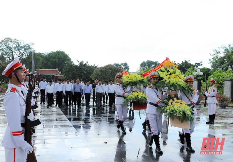 Đoàn công tác Bộ giao thông - Vận tải và Đoàn đại biểu tỉnh Thanh Hóa dâng hoa, dâng hương tưởng niệm các Anh hùng liệt sĩ