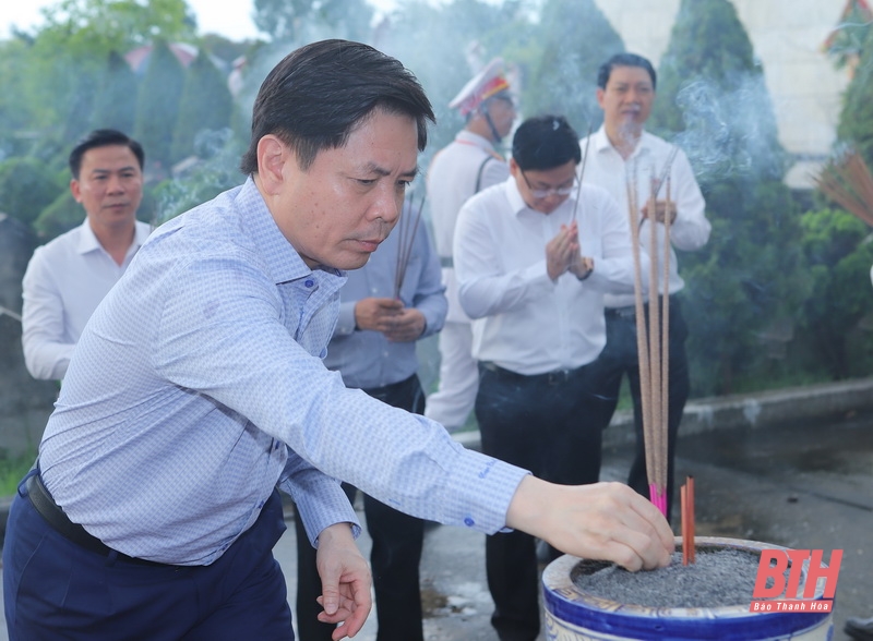 Đoàn công tác Bộ giao thông - Vận tải và Đoàn đại biểu tỉnh Thanh Hóa dâng hoa, dâng hương tưởng niệm các Anh hùng liệt sĩ