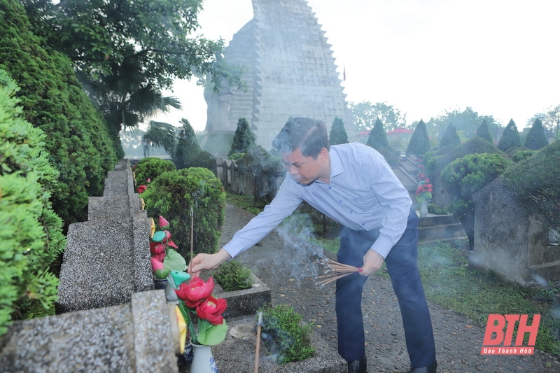 Đoàn công tác Bộ giao thông - Vận tải và Đoàn đại biểu tỉnh Thanh Hóa dâng hoa, dâng hương tưởng niệm các Anh hùng liệt sĩ