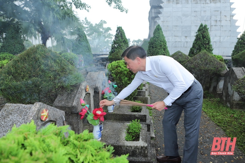 Đoàn công tác Bộ giao thông - Vận tải và Đoàn đại biểu tỉnh Thanh Hóa dâng hoa, dâng hương tưởng niệm các Anh hùng liệt sĩ