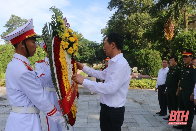 Phó Bí thư Tỉnh ủy Trịnh Tuấn Sinh viếng Đền thờ liệt sĩ tại chiến trường Điện Biên Phủ