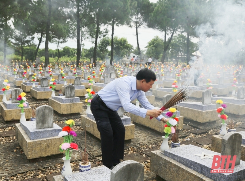 Phó Bí thư Thường trực Tỉnh ủy Lại Thế Nguyên viếng các Anh hùng liệt sĩ tại các nghĩa trang tỉnh Quảng Trị