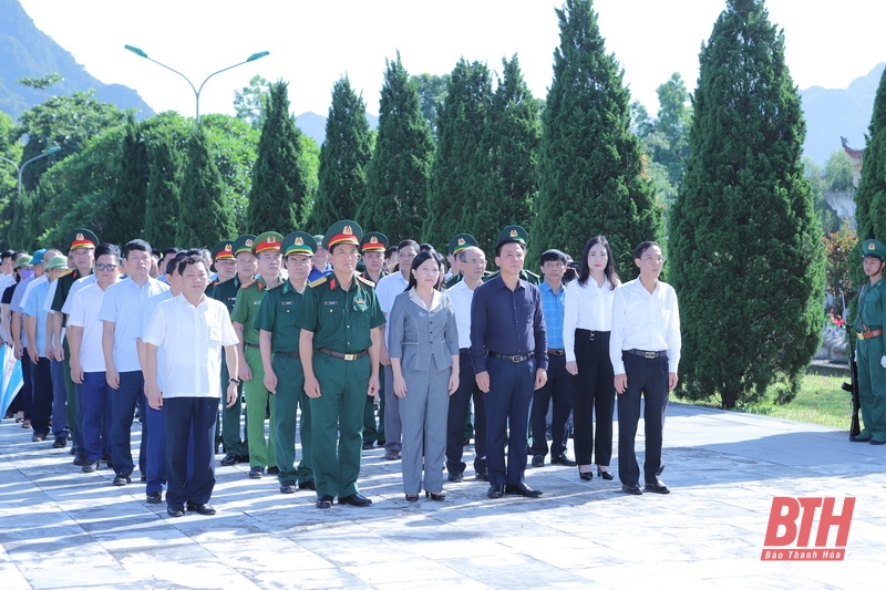 Bí thư Tỉnh ủy Đỗ Trọng Hưng dâng hoa, dâng hương tưởng niệm các anh hùng liệt sĩ và thăm, tặng quà đối tượng chính sách huyện Bá Thước, Quan Sơn