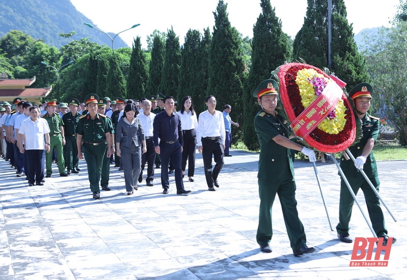 Bí thư Tỉnh ủy Đỗ Trọng Hưng dâng hoa, dâng hương tưởng niệm các anh hùng liệt sĩ và thăm, tặng quà đối tượng chính sách huyện Bá Thước, Quan Sơn