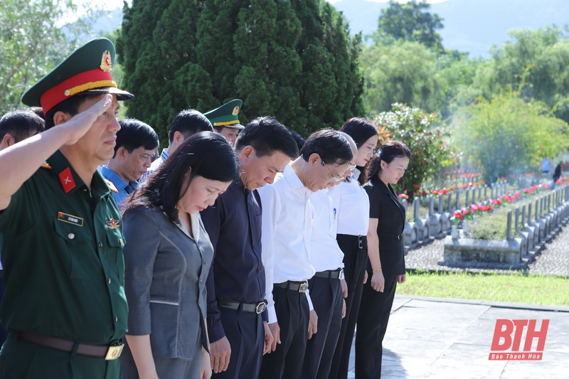 Bí thư Tỉnh ủy Đỗ Trọng Hưng dâng hoa, dâng hương tưởng niệm các anh hùng liệt sĩ và thăm, tặng quà đối tượng chính sách huyện Bá Thước, Quan Sơn