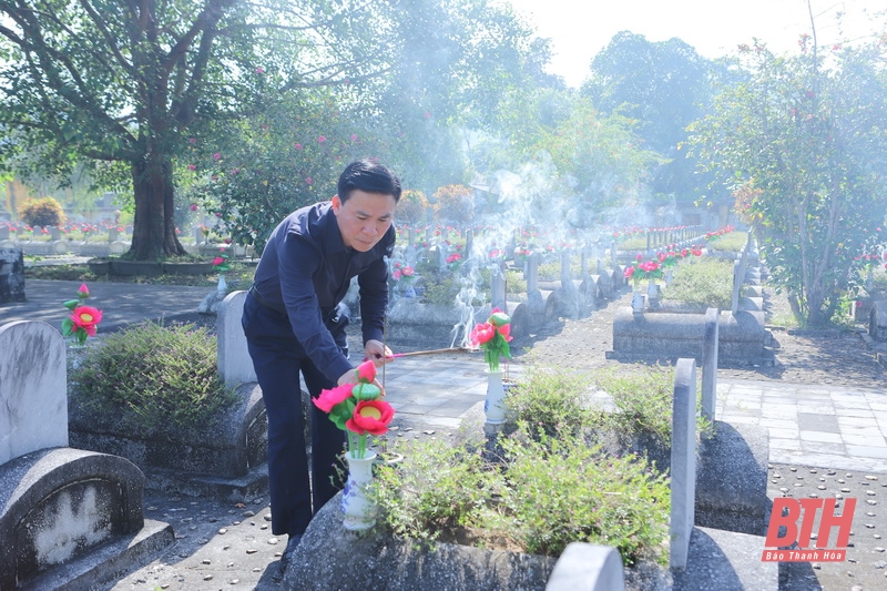 Bí thư Tỉnh ủy Đỗ Trọng Hưng dâng hoa, dâng hương tưởng niệm các anh hùng liệt sĩ và thăm, tặng quà đối tượng chính sách huyện Bá Thước, Quan Sơn