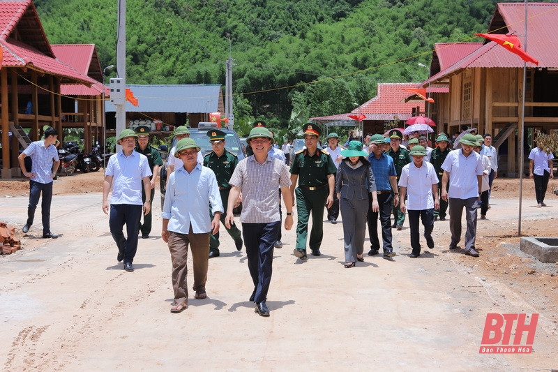 Bí thư Tỉnh ủy Đỗ Trọng Hưng dâng hoa, dâng hương tưởng niệm các anh hùng liệt sĩ và thăm, tặng quà đối tượng chính sách huyện Bá Thước, Quan Sơn