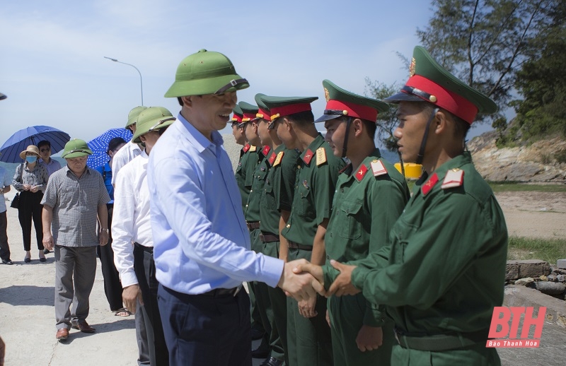 Phó Chủ tịch UBND tỉnh Lê Đức Giang viếng nghĩa trang liệt sĩ và thăm hỏi cán bộ, chiến sĩ Đảo Mê