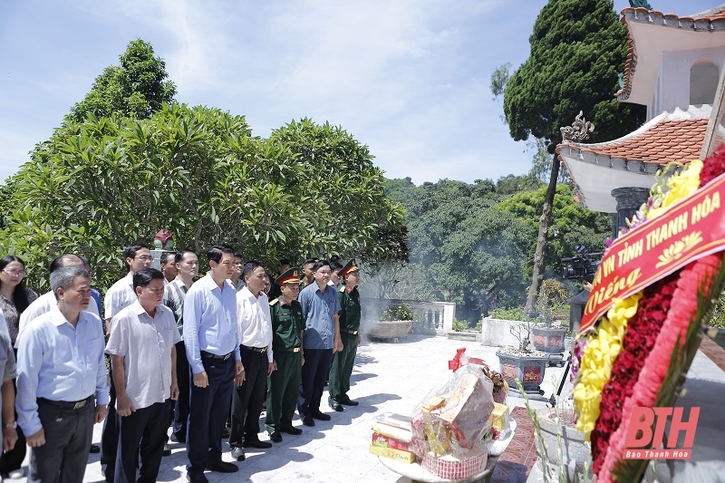 Phó Chủ tịch UBND tỉnh Lê Đức Giang viếng nghĩa trang liệt sĩ và thăm hỏi cán bộ, chiến sĩ Đảo Mê