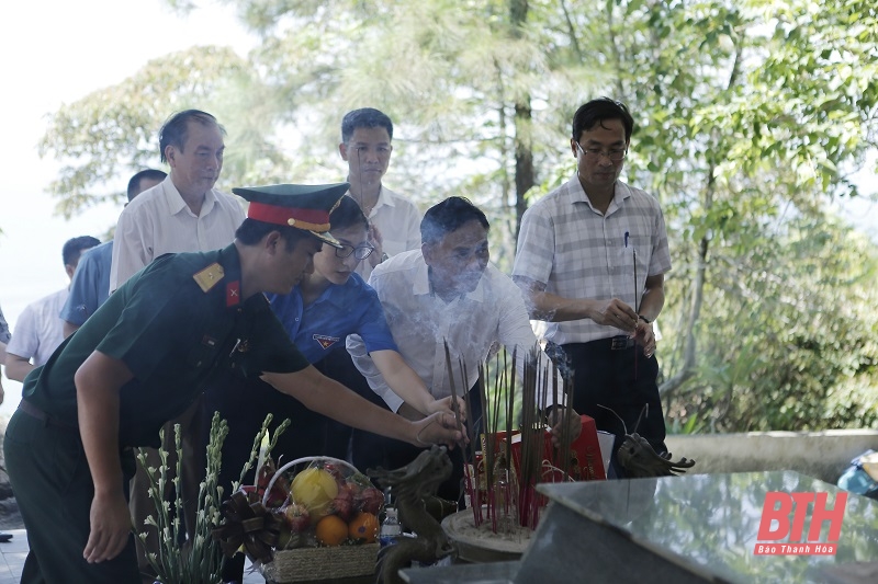 Phó Chủ tịch UBND tỉnh Lê Đức Giang viếng nghĩa trang liệt sĩ và thăm hỏi cán bộ, chiến sĩ Đảo Mê