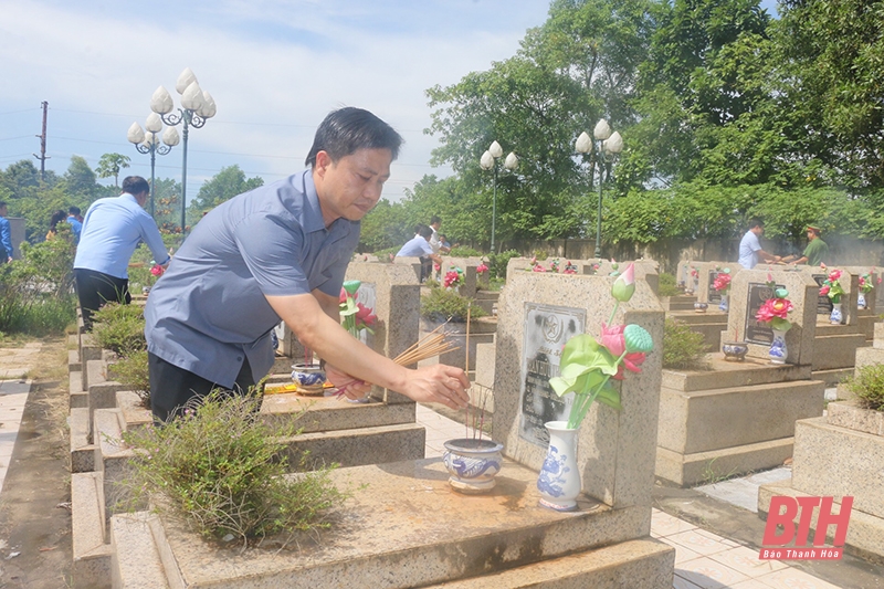 Bí thư Đảng ủy khối cơ quan và doanh nghiệp tỉnh Trần Văn Hải viếng Nghĩa trang liệt sĩ và thăm, tặng quà gia đình chính sách tại huyện Vĩnh Lộc