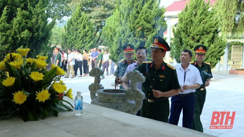 Chỉ huy trưởng Bộ CHQS tỉnh Lê Văn Diện v iếng nghĩa trang liệt sỹ và thăm, tặng quà người có công tại huyện Như Thanh