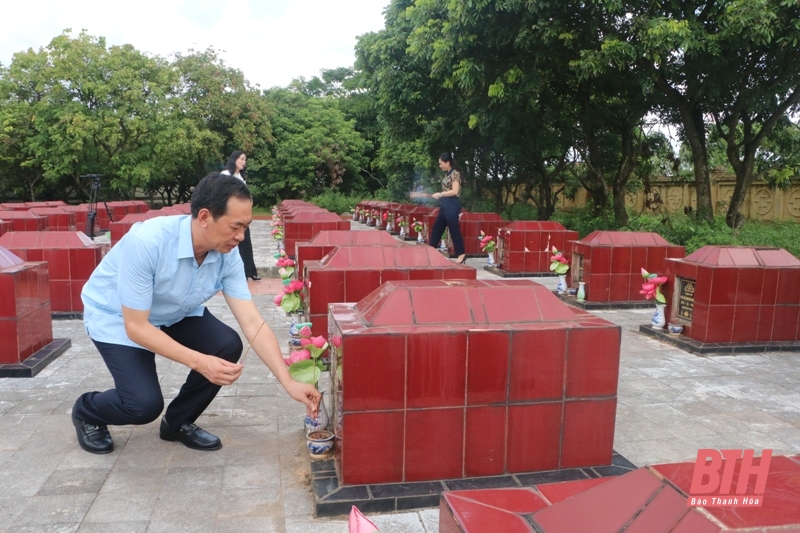 Phó Bí thư Tỉnh ủy Trịnh Tuấn Sinh viếng nghĩa trang liệt sĩ và thăm, tặng quà đối tượng chính sách tại huyện Nga Sơn