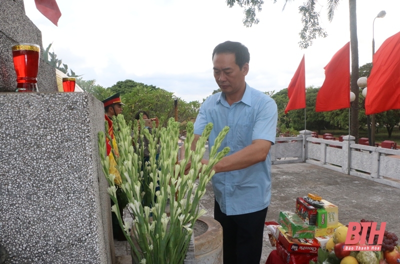 Phó Bí thư Tỉnh ủy Trịnh Tuấn Sinh viếng nghĩa trang liệt sĩ và thăm, tặng quà đối tượng chính sách tại huyện Nga Sơn