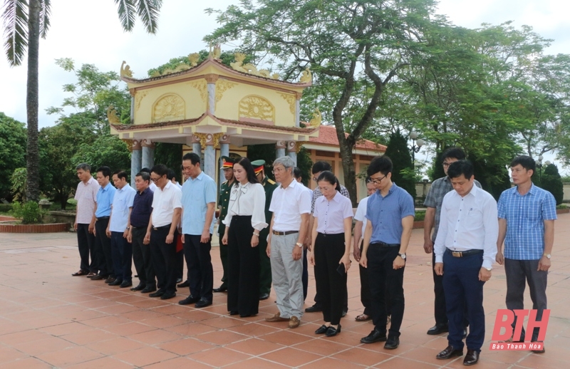 Phó Bí thư Tỉnh ủy Trịnh Tuấn Sinh viếng nghĩa trang liệt sĩ và thăm, tặng quà đối tượng chính sách tại huyện Nga Sơn