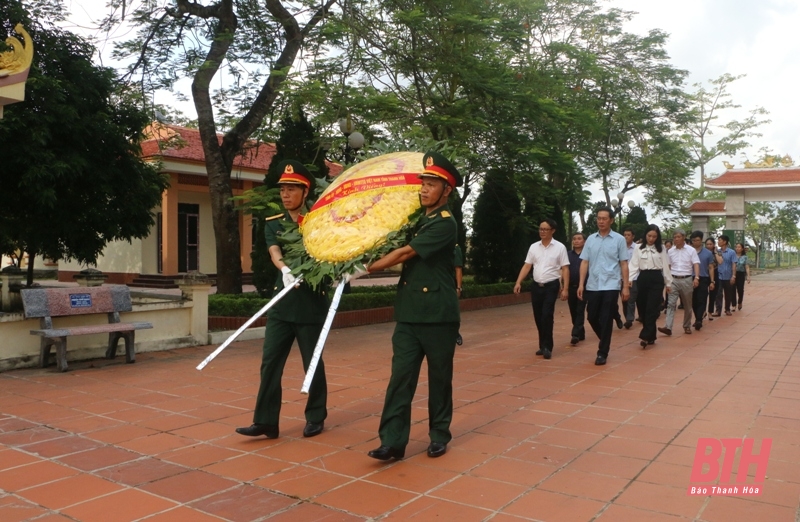 Phó Bí thư Tỉnh ủy Trịnh Tuấn Sinh viếng nghĩa trang liệt sĩ và thăm, tặng quà đối tượng chính sách tại huyện Nga Sơn