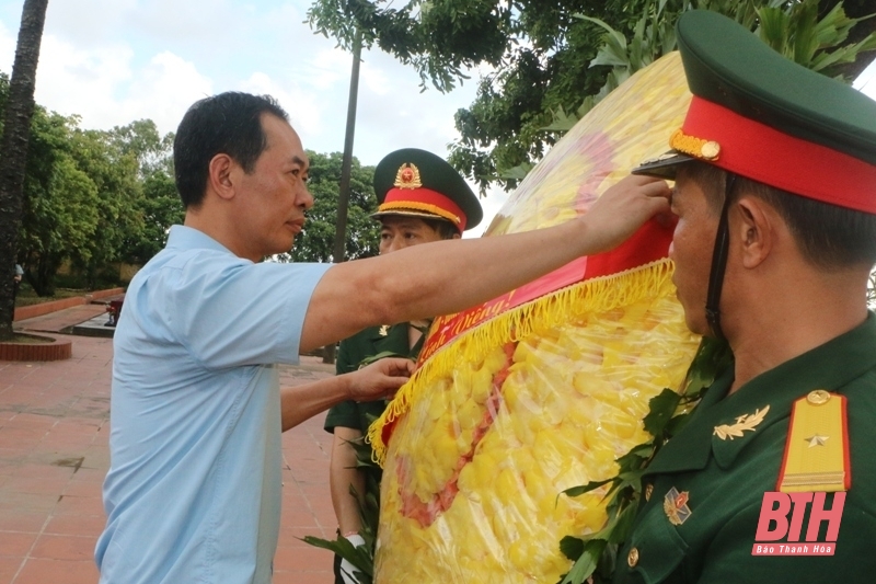 Phó Bí thư Tỉnh ủy Trịnh Tuấn Sinh viếng nghĩa trang liệt sĩ và thăm, tặng quà đối tượng chính sách tại huyện Nga Sơn