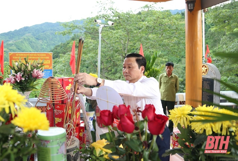 Chủ tịch UBND tỉnh Đỗ Minh Tuấn viếng các anh hùng liệt sĩ tại tỉnh Hà Giang