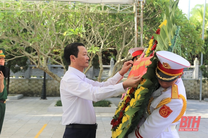 Chủ tịch UBND tỉnh Đỗ Minh Tuấn viếng các anh hùng liệt sĩ tại Nghĩa trang liệt sĩ Quốc gia Vị Xuyên, tỉnh Hà Giang