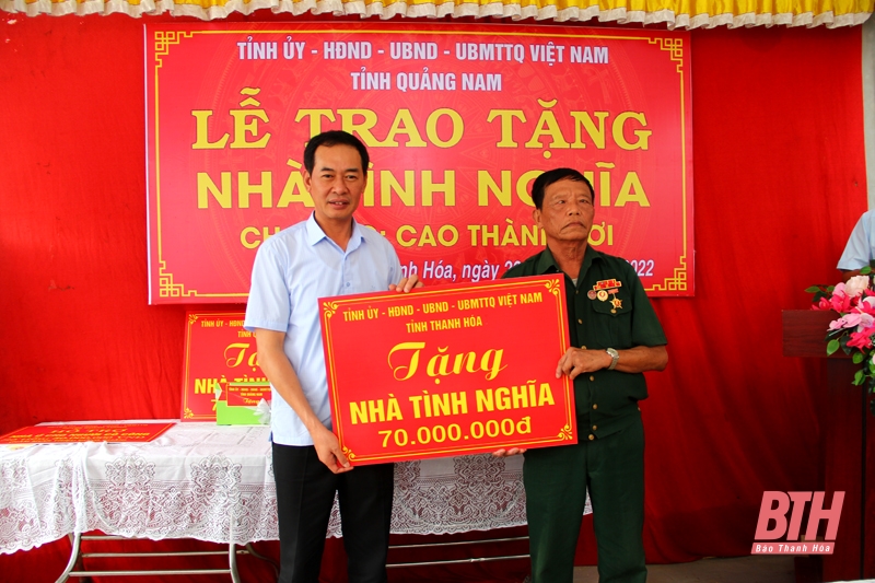 Đoàn công tác tỉnh Quảng Nam viếng Anh hùng liệt sỹ, trao nhà tình nghĩa và tặng quà cho gia đình chính sách tỉnh Thanh Hóa