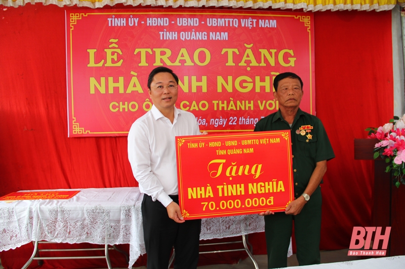 Đoàn công tác tỉnh Quảng Nam viếng Anh hùng liệt sỹ, trao nhà tình nghĩa và tặng quà cho gia đình chính sách tỉnh Thanh Hóa