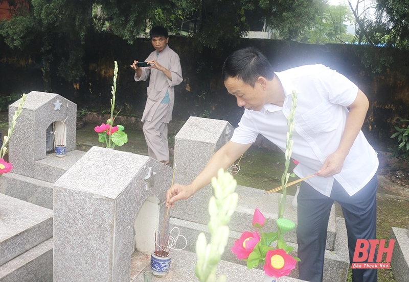 Chủ nhiệm Ủy ban Kiểm tra Tỉnh ủy Lê Quang Hùng viếng nghĩa trang liệt sĩ và thăm, tặng quà gia đình chính sách huyện Cẩm Thuỷ