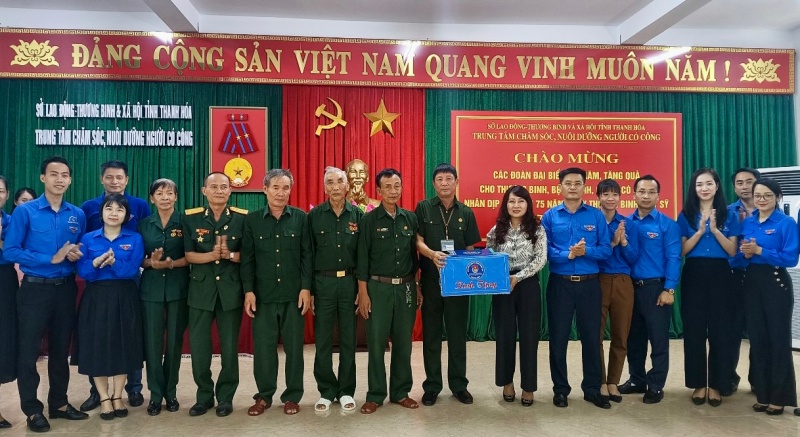 Đoàn Khối cơ quan và Doanh nghiệp tỉnh dâng hoa, dâng hương và thăm, tặng quà thương, bệnh binh