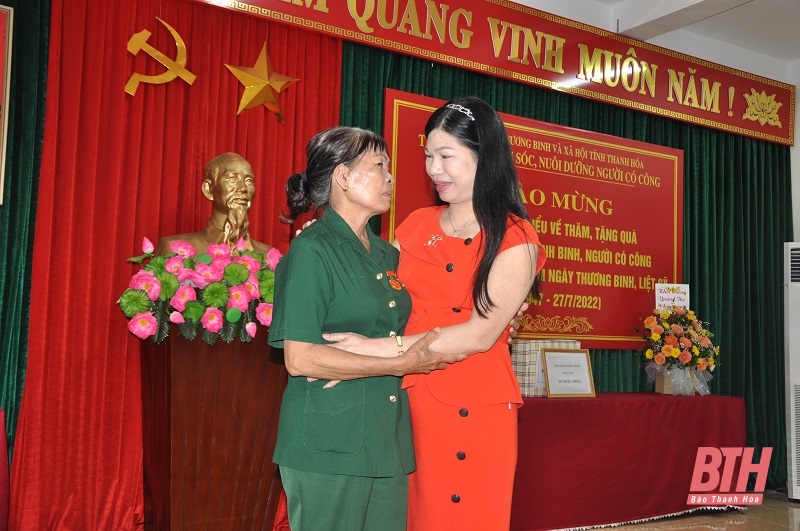 Công đoàn Bộ Công thương thăm, tặng quà tại Trung tâm chăm sóc, nuôi dưỡng người có công tỉnh Thanh Hoá