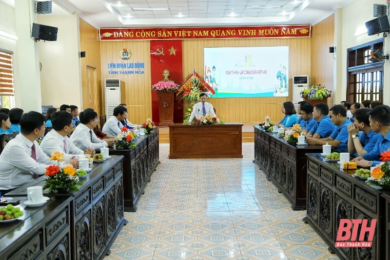 Phó Bí thư Thường trực Tỉnh ủy Lại Thế Nguyên chúc mừng Liên đoàn Lao động tỉnh