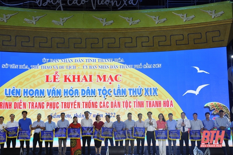 Khai mạc Liên hoan Văn hóa dân tộc lần thứ XIX và trình diễn trang phục truyền thống các dân tộc tỉnh Thanh Hóa