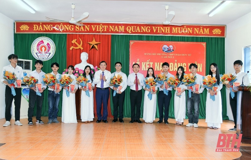 Đồng chí Bí thư Tỉnh ủy Đỗ Trọng Hưng dự lễ kết nạp Đảng viên tại Trường THPT Đào Duy Từ