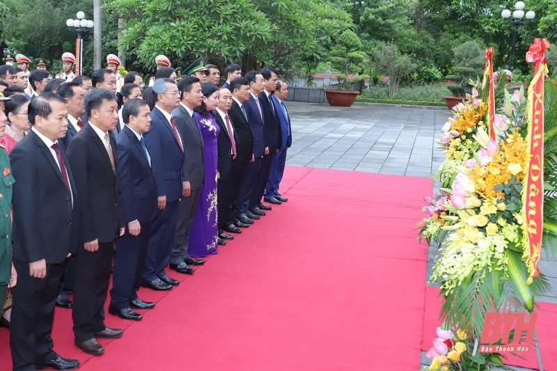 Đoàn đại biểu cấp cao hai tỉnh Thanh Hóa - Hủa Phăn dâng hoa, dâng hương tưởng nhớ Chủ tịch Hồ Chí Minh, Mẹ Việt Nam Anh hùng và các anh hùng liệt sĩ