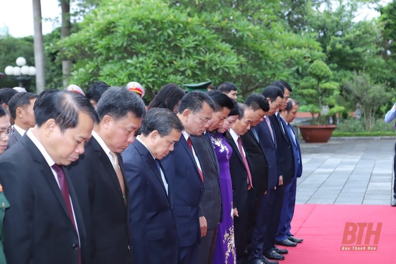 Đoàn đại biểu cấp cao hai tỉnh Thanh Hóa - Hủa Phăn dâng hoa, dâng hương tưởng nhớ Chủ tịch Hồ Chí Minh, Mẹ Việt Nam Anh hùng và các anh hùng liệt sĩ