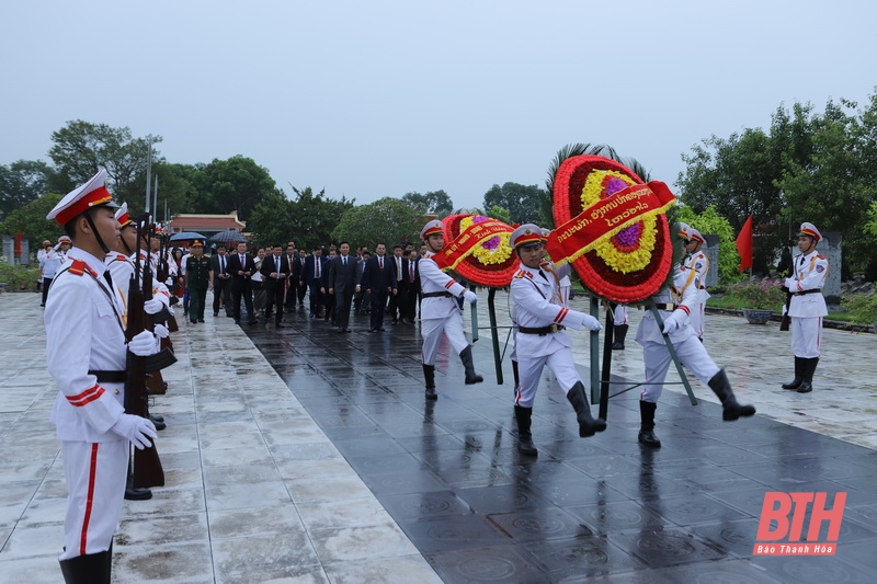 Đoàn đại biểu cấp cao hai tỉnh Thanh Hóa - Hủa Phăn dâng hoa, dâng hương tưởng nhớ Chủ tịch Hồ Chí Minh, Mẹ Việt Nam Anh hùng và các anh hùng liệt sĩ