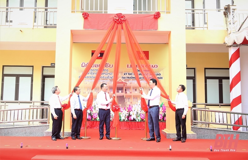 Bàn giao công trình Nhà ký túc xá sinh viên Lào tại Trường Đại học Hồng Đức