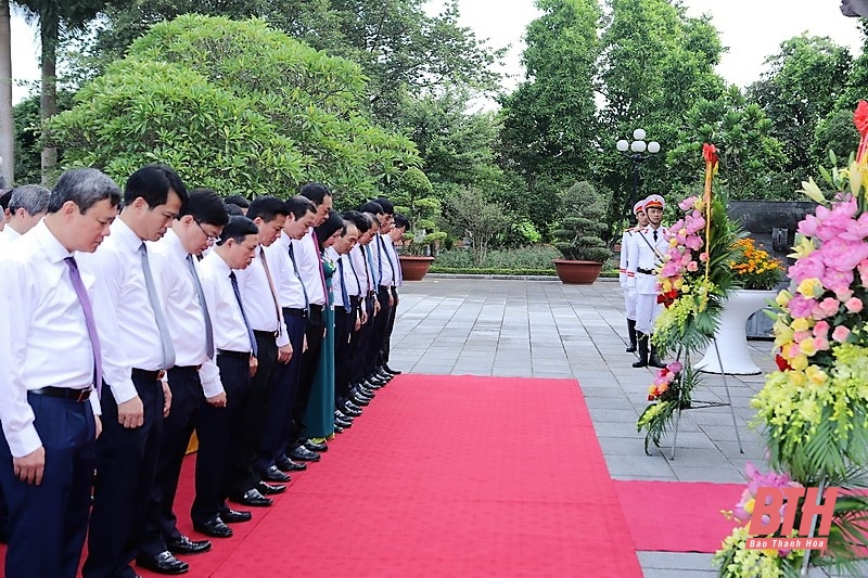 Đoàn Đại biểu tỉnh Thanh Hóa dâng hương tưởng niệm Chủ tịch Hồ Chí Minh, Mẹ Việt Nam Anh hùng và các Anh hùng liệt sĩ nhân dịp Quốc khánh Nước CHXHCN Việt Nam