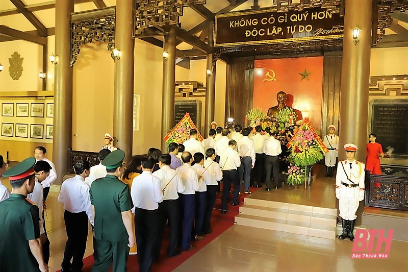 Đoàn Đại biểu tỉnh Thanh Hóa dâng hương tưởng niệm Chủ tịch Hồ Chí Minh, Mẹ Việt Nam Anh hùng và các Anh hùng liệt sĩ nhân dịp Quốc khánh Nước CHXHCN Việt Nam