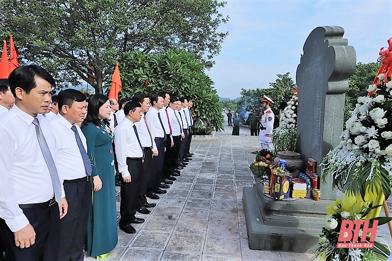 Đoàn Đại biểu tỉnh Thanh Hóa dâng hương tưởng niệm Chủ tịch Hồ Chí Minh, Mẹ Việt Nam Anh hùng và các Anh hùng liệt sĩ nhân dịp Quốc khánh Nước CHXHCN Việt Nam