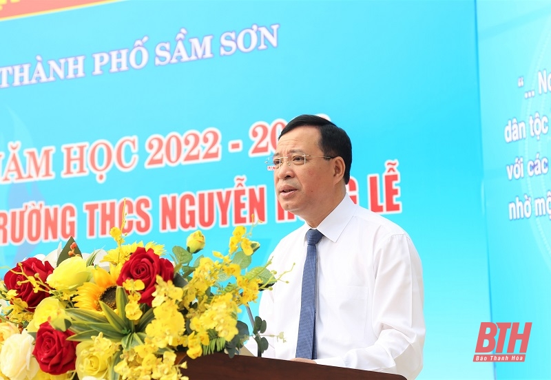 Phó Bí thư Thường trực Tỉnh ủy Lại Thế Nguyên dự Lễ khai giảng năm học mới tại Trường THCS Nguyễn Hồng Lễ