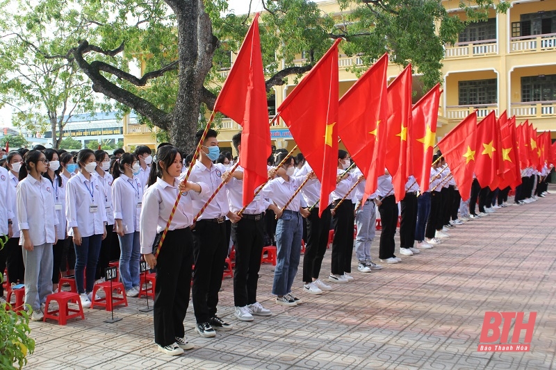 Giám đốc Sở Giáo dục và Đào tạo Thanh Hóa dự Lễ khai giảng năm học mới tại Trường THPT Lương Đắc Bằng